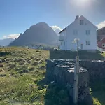 House With Amazing View & Location In Tind Feriehus Sørvågen